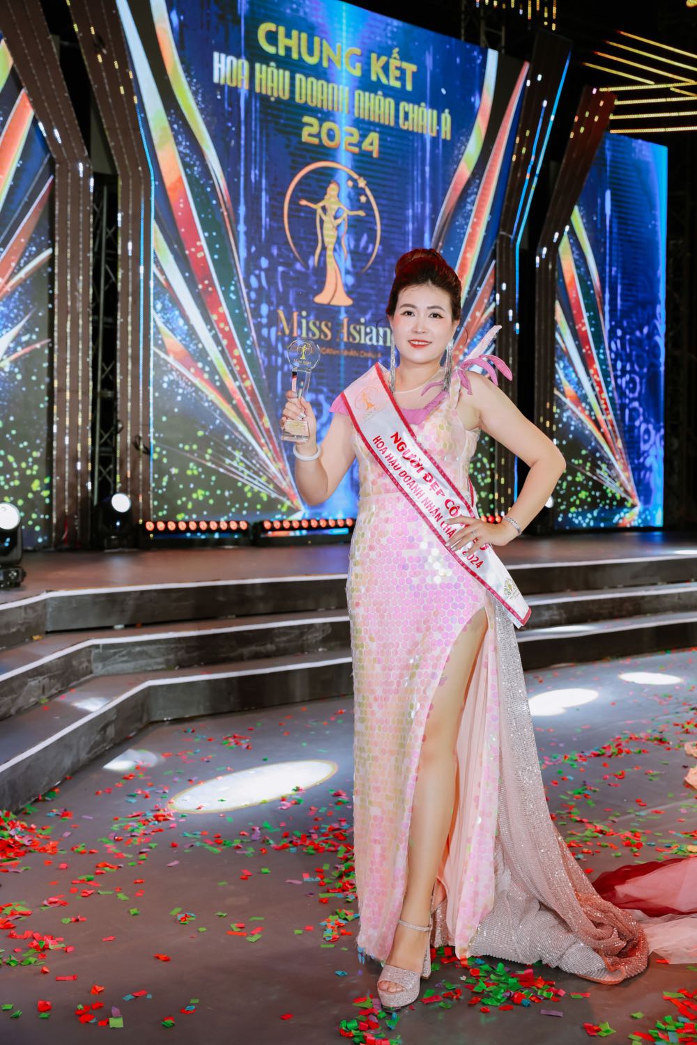 3a.84.nguoi-dep-cong-so-nguyen-thi-hong-nhung-10