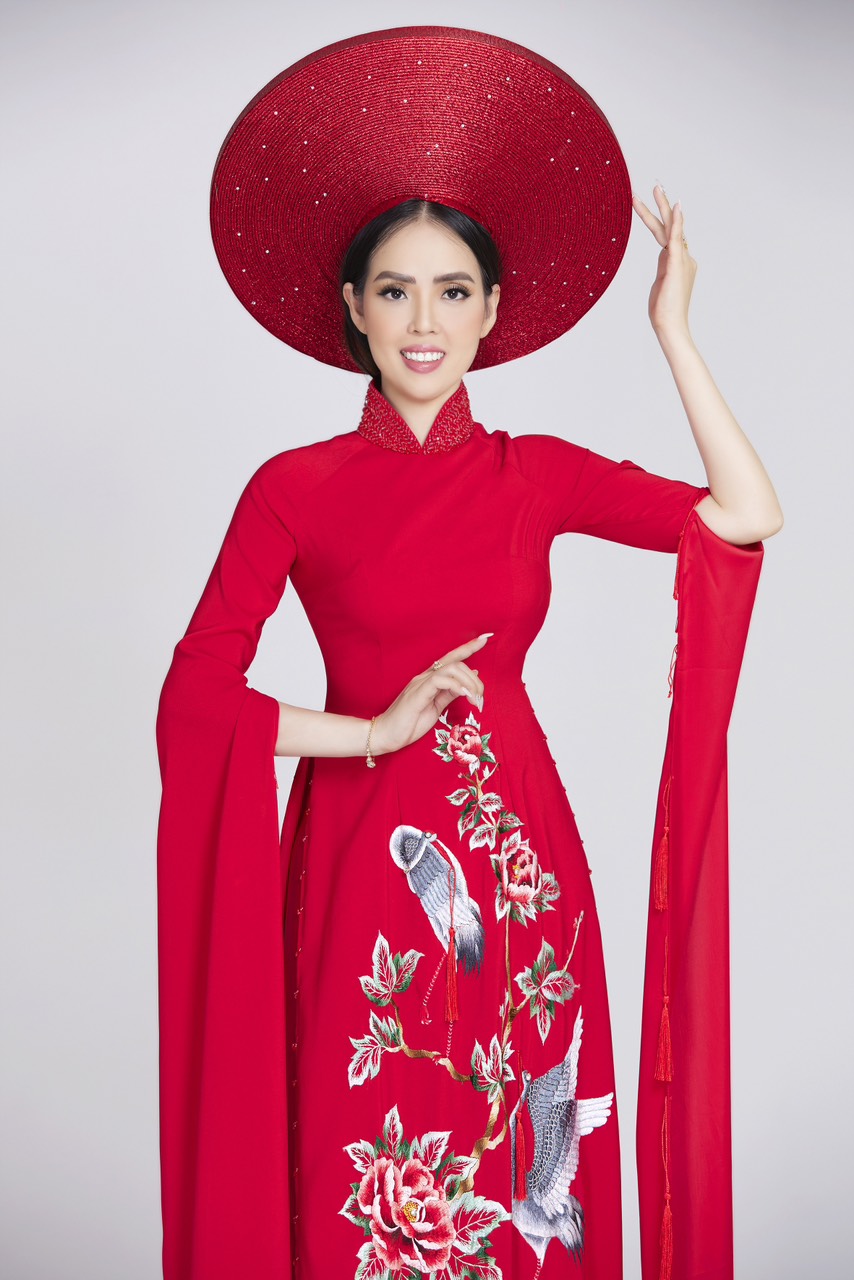 543.nguyen-thi-thanh-loan-hoa-hau-di-san-ao-dai-phu-nu-viet-nam-qua-anh-20241