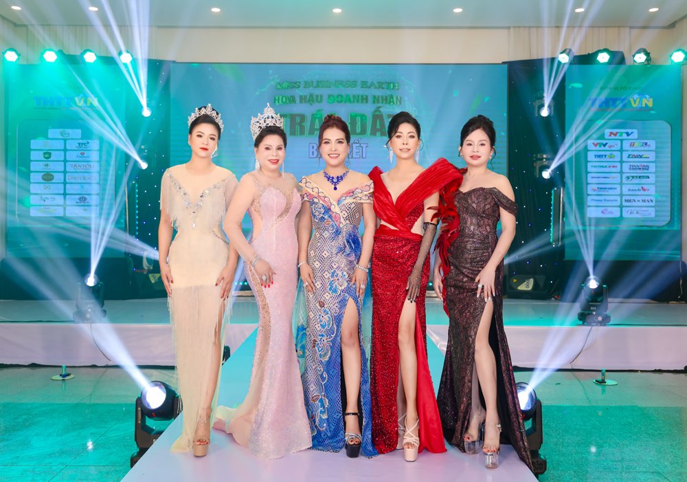 87.Tap-the-Hoa-hau-doanh-nhan-trai-dat-2024-mrs-earth-20241