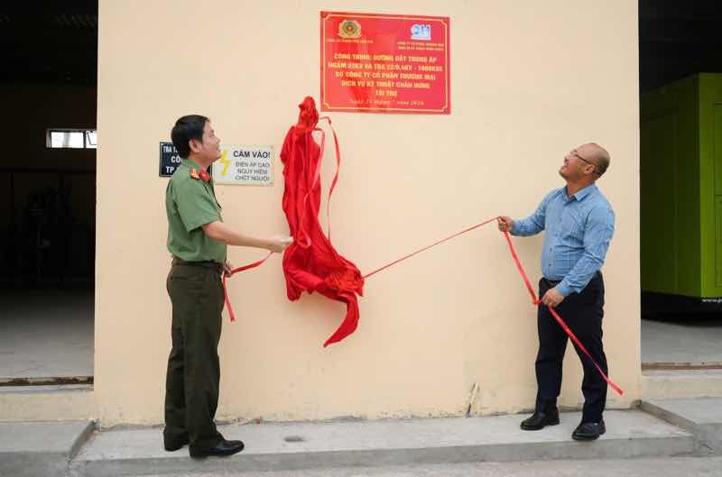 C&ocirc;ng ty Chấn Hưng trao c&ocirc;ng tr&igrave;nh điện cho C&ocirc;ng an Cần Thơ