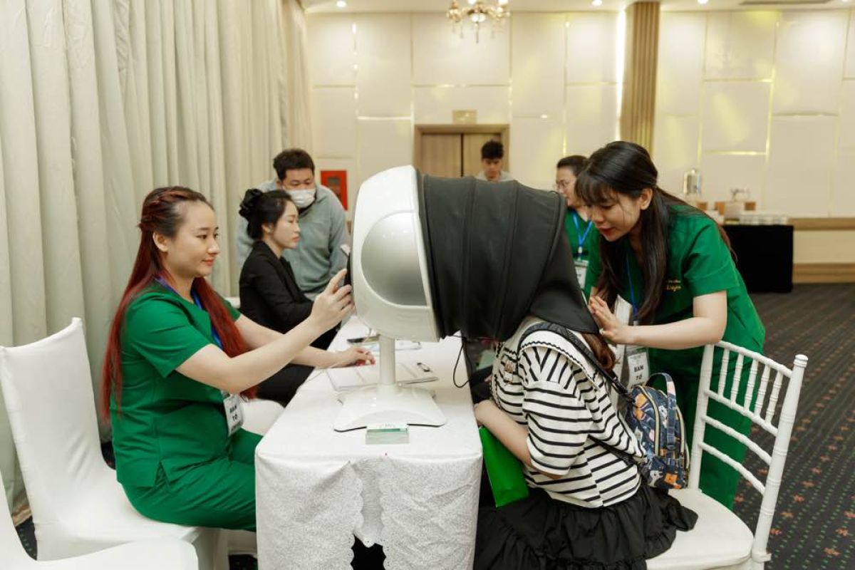 Phòng khám da liễu Bảo Duyên soi da và tư vấn miễn phí cho khách hàng