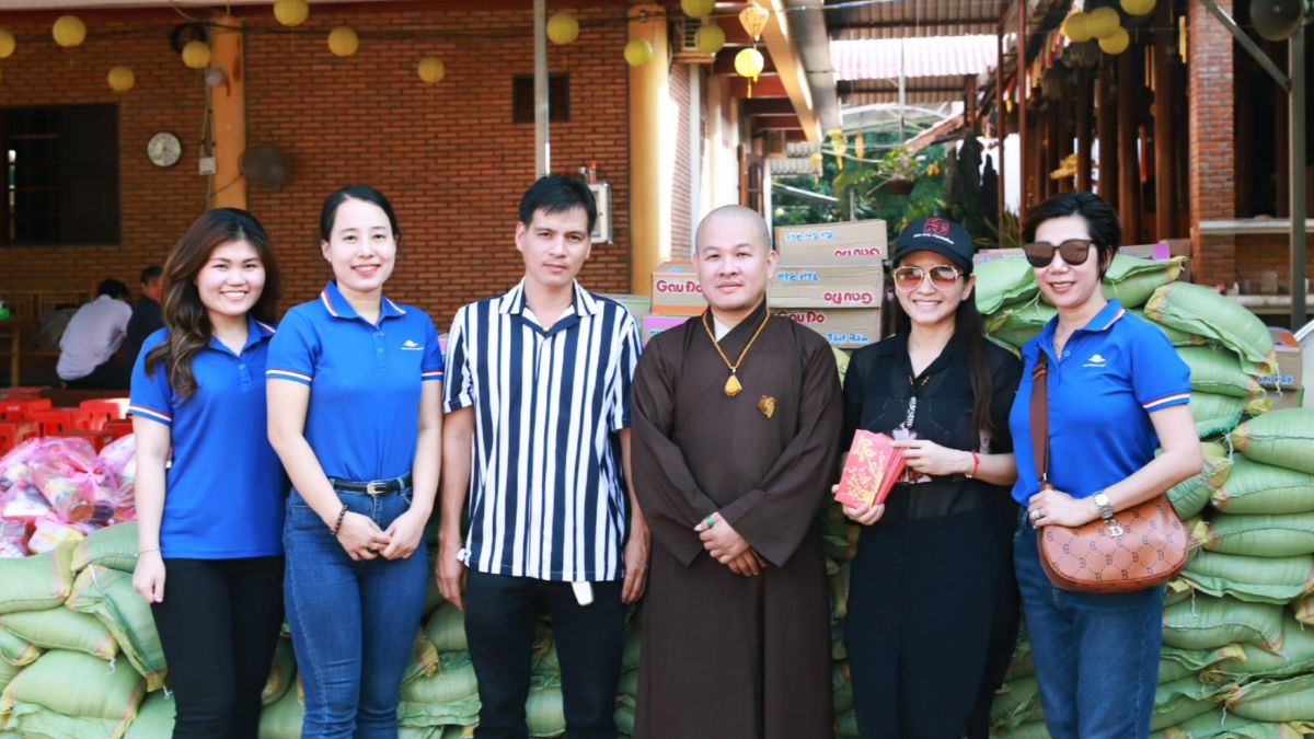 MC diễn viên Quỳnh Lê cùng Công ty Hồng Ngọc Hà travel trao hương vị Tết đến các hộ nghèo