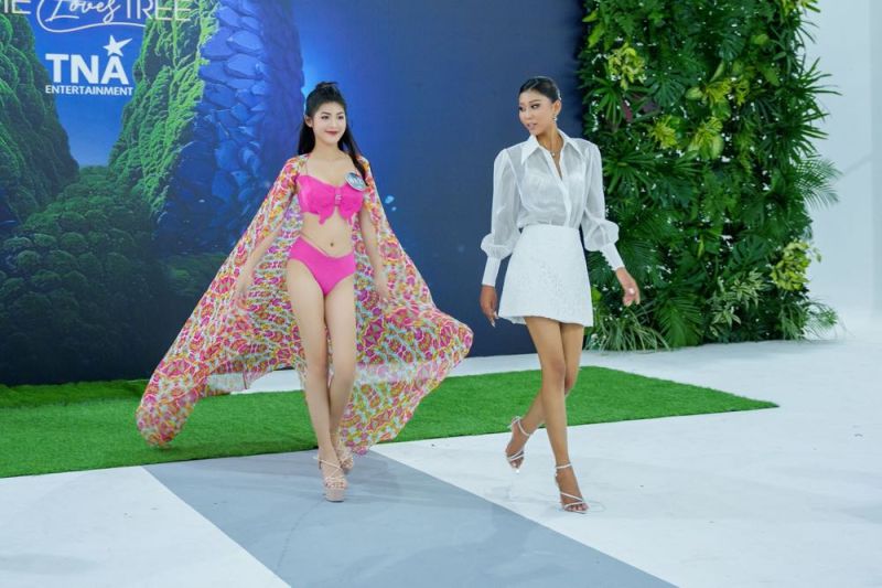 Á hậu Thạch Thu Thảo: “Muốn bước trên sàn catwalk thế giới”