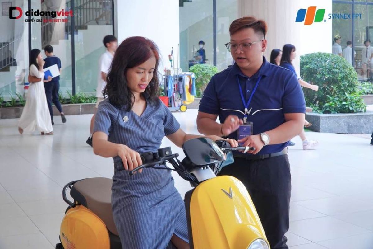 D.Educare của Di Động Việt mang cả thế giới công nghệ 'đổ bộ' Vinschool và HIU: Từ iPad, MacBook, Samsung tới xe máy điện