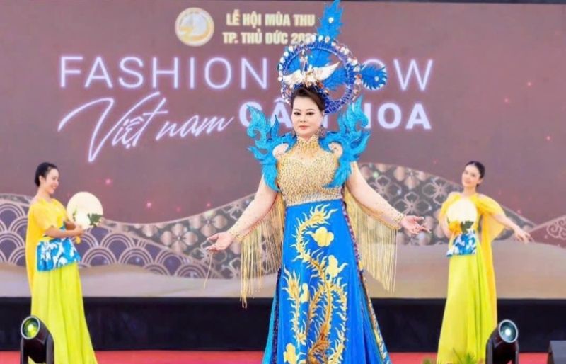 Hoa hậu Hoàng Kim đắt show thời trang