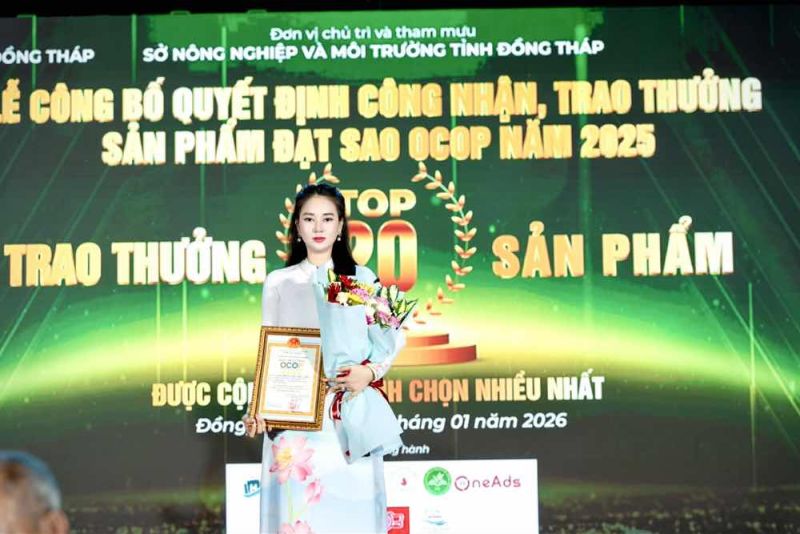 Nữ ho&agrave;ng Doanh nh&acirc;n Nguyễn Như Thủy Ti&ecirc;n nhận bằng sản phẩm đạt sao OCOP 2025