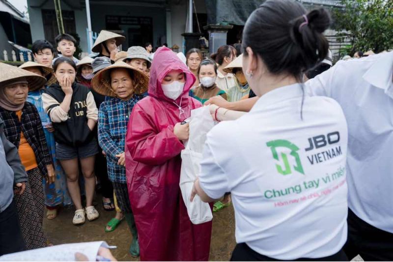 Chung tay vượt lũ: Trao gửi y&ecirc;u thương đến người d&acirc;n miền Trung sau thi&ecirc;n tai